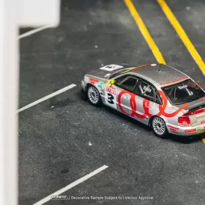 Miniatura de carro de corrida Audi A4 em pista de corrida