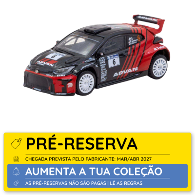 Miniatura de carro de corrida preto e vermelho com números 6 e texto ADVAN