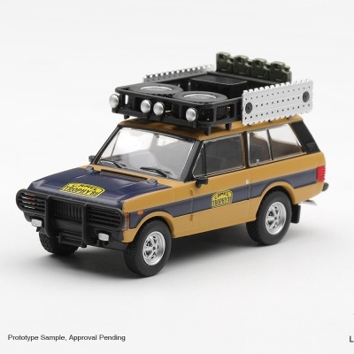 Miniatura de carro 4x4 amarelo e azul Camel Trophy em fundo branco
