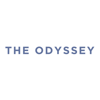Texto THE ODYSSEY em letras azuis sobre fundo branco