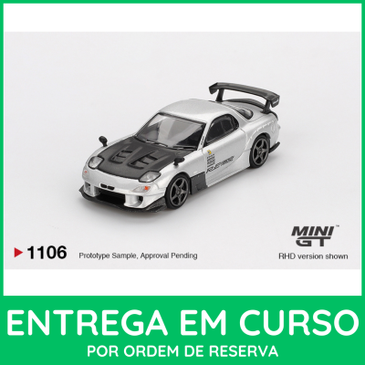 Miniatura de carro desportivo prata e preto com asa traseira e jantes cinza