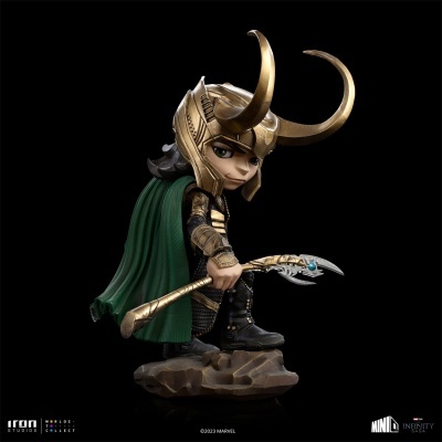 Figura estilizada do Loki com capacete dourado e cornos, capa verde e cetro
