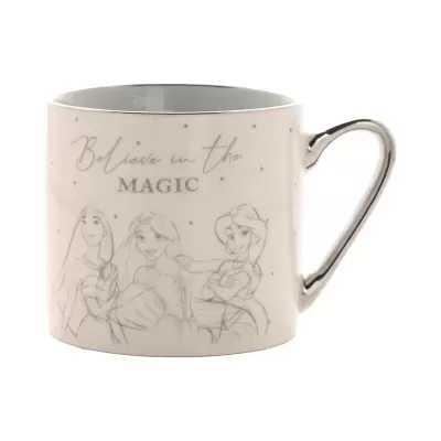 Caneca branca com princesas desenhadas e texto de encorajamento