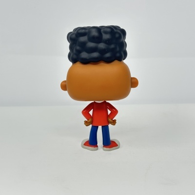 Figura Funko Pop vista de trás, de cabelo preto e roupa colorida