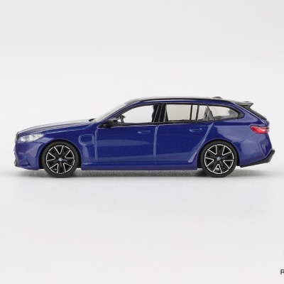 Miniatura de carro azul metálico tipo station wagon com jantes pretas e detalhes em prata