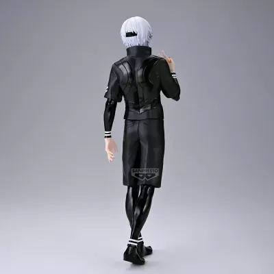 Figura de ação com fato negro e cabelo branco vista de costas