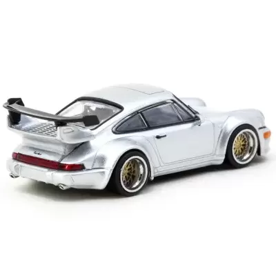 Miniatura de carro desportivo prateado com spoiler e jantes douradas