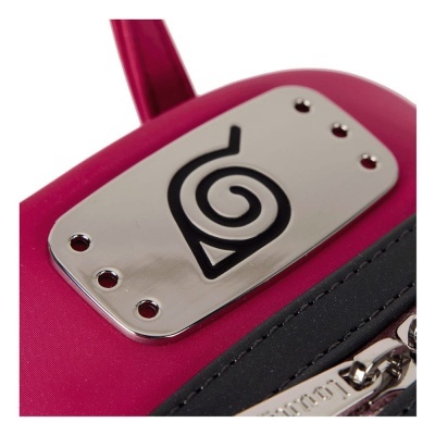 Mochila rosa com placa metálica prateada com símbolo da Aldeia da Folha e detalhes em tecido negro