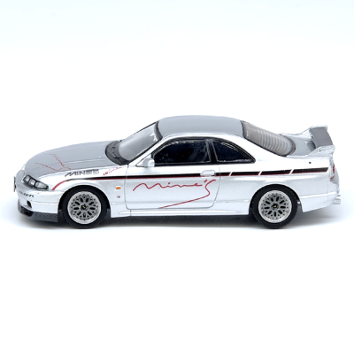 Miniatura de carro desportivo cinzento prateado com decoração a vermelho e preto