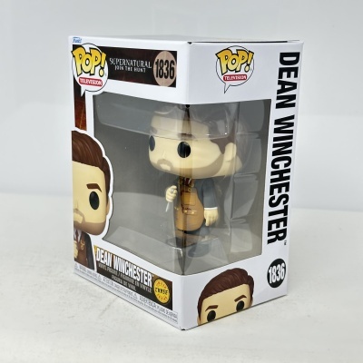 Figura Funko Pop Dean Winchester em caixa com janela de plástico perto de fundo branco