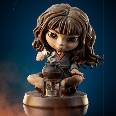 Figura colecionável Hermione Granger com uniforme Hogwarts a mexer numa chaleira