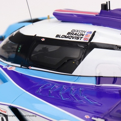 Modelo de carro de corrida azul, roxo e branco com inscrições e bandeiras nas janelas