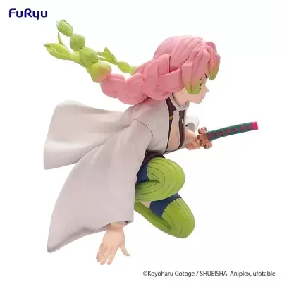 Figura de ação de personagem com cabelo rosa trançado e espada colorida
