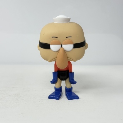 Figura em vinil de personagem com cabeça grande, máscara preta e roupas coloridas