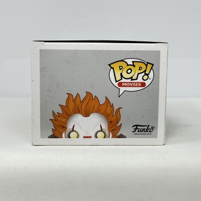 Caixa de brinquedo Funko Pop! Movies com personagem assustadora com cabelo laranja.