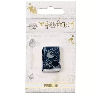 Pin para roupa formato livro azul com texto Advanced Potion Making em embalagem Harry Potter.