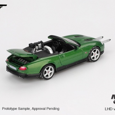 Miniatura de carro desportivo verde com capot aberto e texto 007 e MINI GT