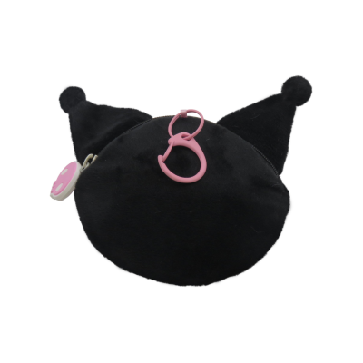 Bolsa preta felpuda com apêndices triangulares e fecho rosa de coração