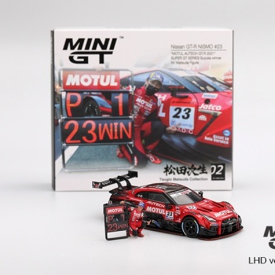 Miniatura de carro de corrida Nissan GT-R NISMO #23 com boneco piloto e embalagem