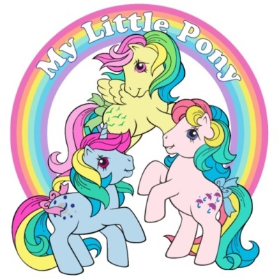 Três figuras de My Little Pony coloridas com arco-íris e texto 'My Little Pony'