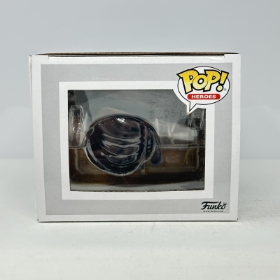 Caixa Funko Pop! Heroes com luva preta visível pela janela transparente