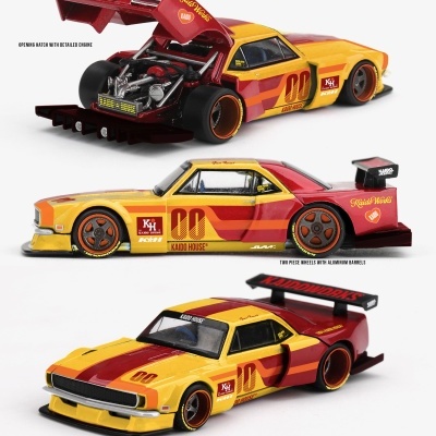 Miniatura Chevrolet Camaro Kaido Racing Team V1 em vermelho e amarelo com detalhes e motor detalhado.