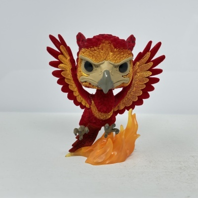 Figura colecionável de ave mitológica vermelha com base de fogo