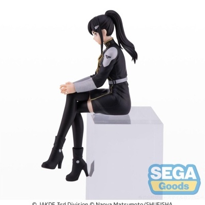 Figura de ação de personagem feminina sentada com roupa preta e botas