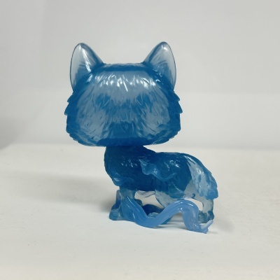 Figura de lobo azul translúcido vista de costas