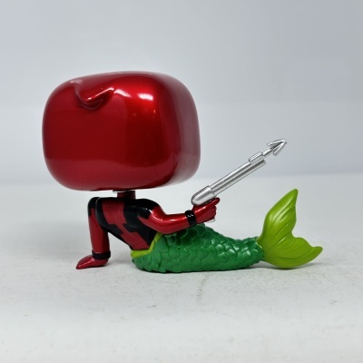 Figura Funko Pop de sereia com cauda verde segurando arma prateada