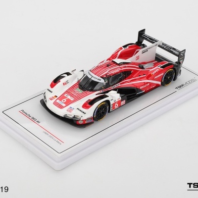 Miniatura vermelha, branca e preta de carro de corrida Porsche 963 #6 em base branca