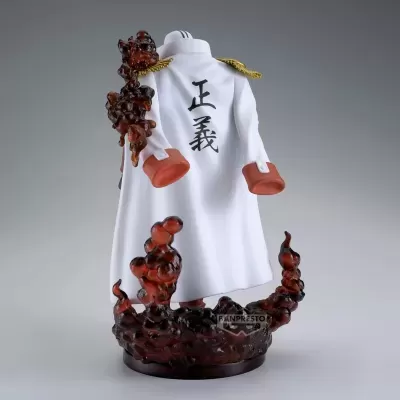 Figura colecionável com manto branco e caracteres japoneses nas costas sobre base de chamas.