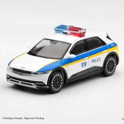 Miniatura de carro de polícia Hyundai branco com faixas azuis e amarelas e luzes vermelhas e azuis no teto