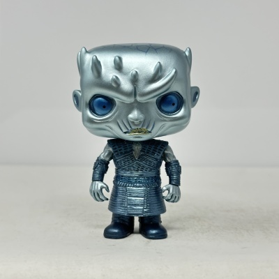 Figura Funko Pop de personagem metálico prateado com olhos azuis grandes e roupa azul-escura