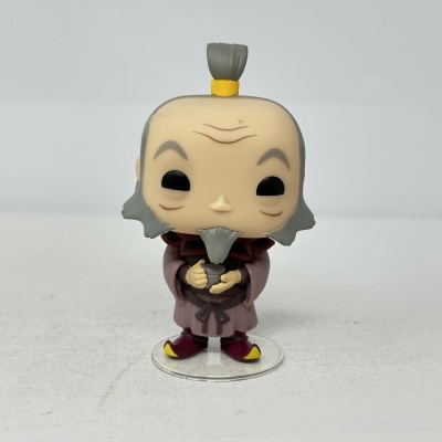Figura Funko Pop de personagem com roupa castanha, cabelo cinza e segura um copo cinza