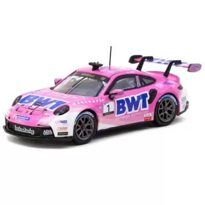 Miniatura de carro de corrida Porsche rosa com decalques BWT azuis.