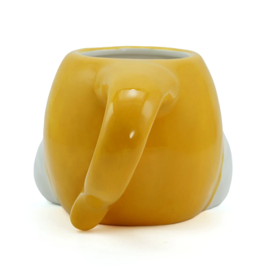 Caneca amarela com asa e padrão branco vista de trás