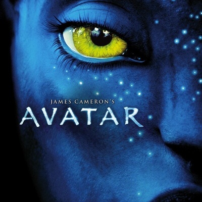 Close do rosto azul do filme Avatar com olhos amarelos e texto do título