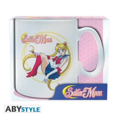 Caneca branca com ilustração de Sailor Moon e logotipo