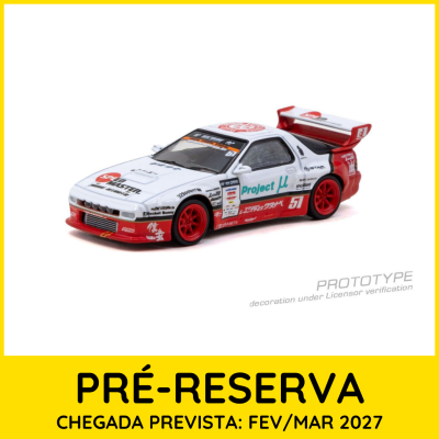 Modelo de carro de corrida branco e vermelho com detalhes vermelhos e texto de pré-reserva