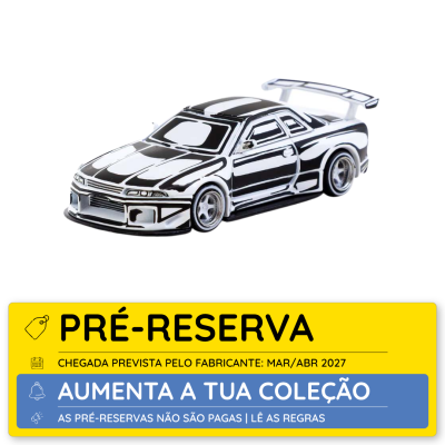 Miniatura de carro desportivo preto e branco com asa traseira e etiqueta de pré-reserva