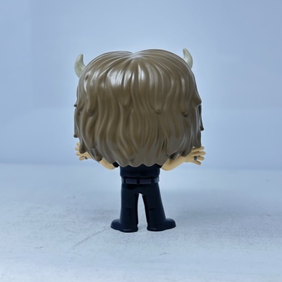 Figura colecionável de costas com cabelo castanho e chifres
