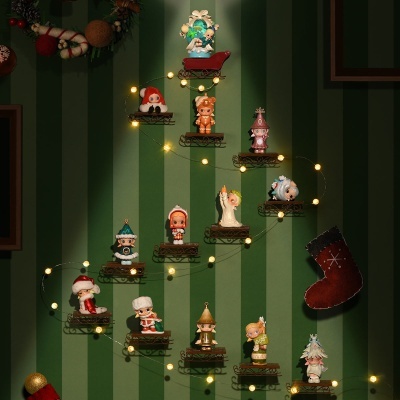 Figuras decorativas de Natal em prateleiras com luzes e meia vermelha na parede verde
