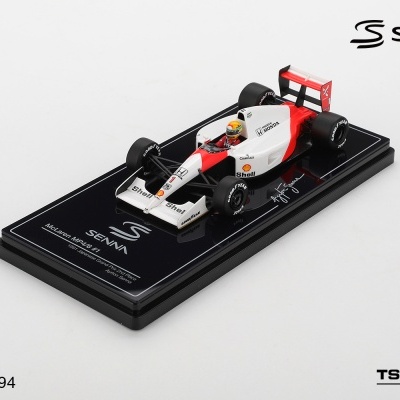 Modelo miniatura de carro McLaren MP4/6 Ayrton Senna 1991 num suporte preto
