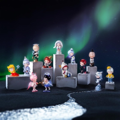 Conjunto de figuras colecionáveis coloridas em pedestais com fundo escuro e aurora boreal.
