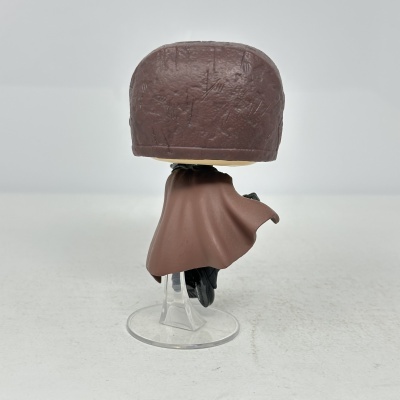 Figura Funko Pop com capa castanha e cabelo castanho escuro visto de costas