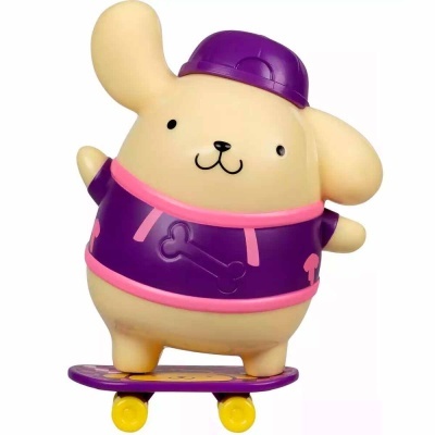 Figura de cão amarelo com chapéu e camisola roxa em skate roxo