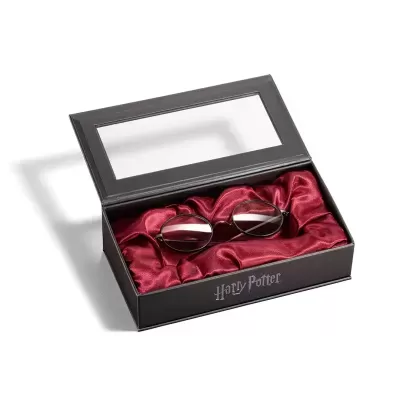 Óculos redondos em caixa preta com interior vermelhoacetinado e texto Harry Potter