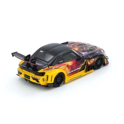 Modelo de carro desportivo preto e amarelo em miniatura sobre fundo branco
