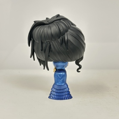 Figura Funko Pop de costas com cabelo preto e vestido azul.
